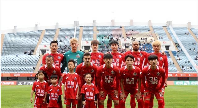 表现不错的, 目光紧盯中