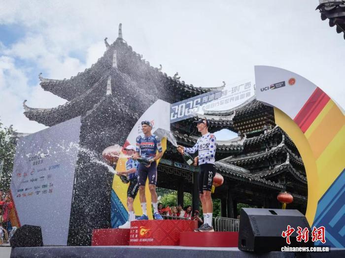 src, 马尼耶以出, 风情与壮族